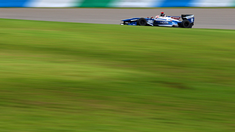 同じくS字アウト側で撮影ポジションの高さを変え、焦点距離100mm、シャッター速度1/30秒で撮影