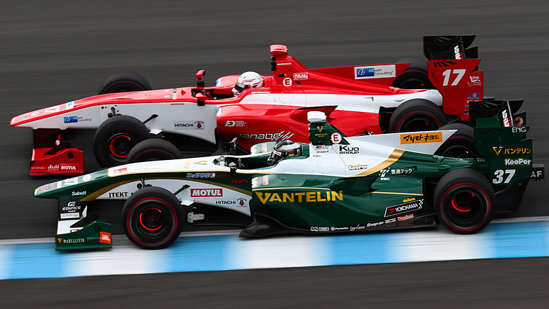 90度コーナーのアウト側のスタンドで焦点距離135mm、シャッター速度1/160秒で撮影