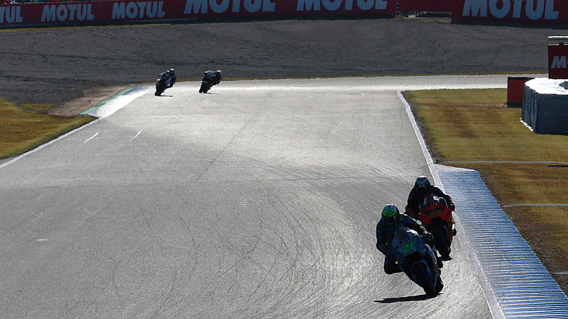 秋のサーキットは逆光が美しい