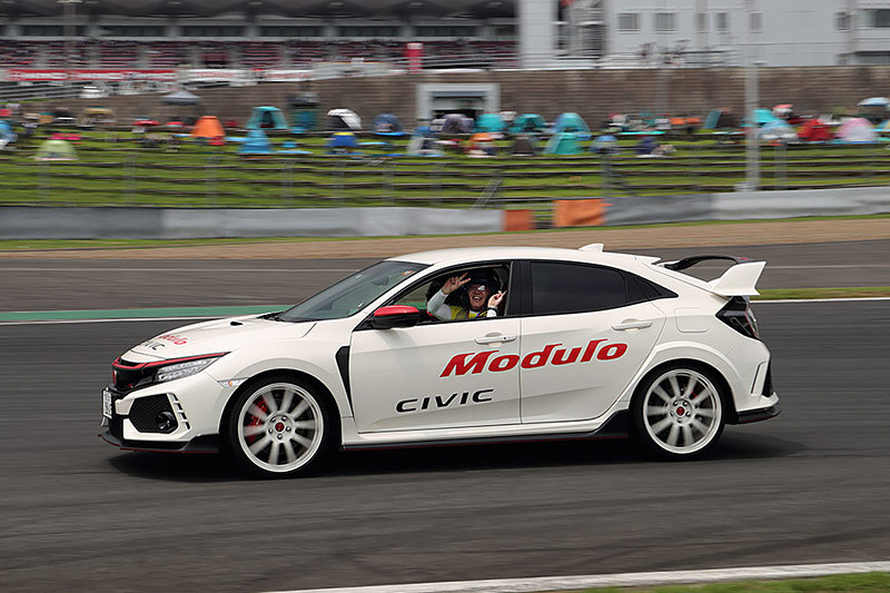 高橋学カメラマンが同乗走行する様子をヘアピンのイン側で撮影してくれた