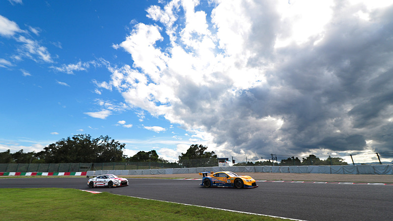 鈴鹿10時間耐久レースで10-18mmで撮った写真。広角を多用した理由は空と雲がよかったことと、滅多に行かないヘアピンのイン側で撮影したから