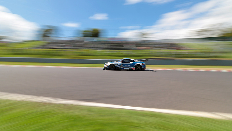 鈴鹿10時間耐久レースで10-18mmで撮った写真。広角を多用した理由は空と雲がよかったことと、滅多に行かないヘアピンのイン側で撮影したから