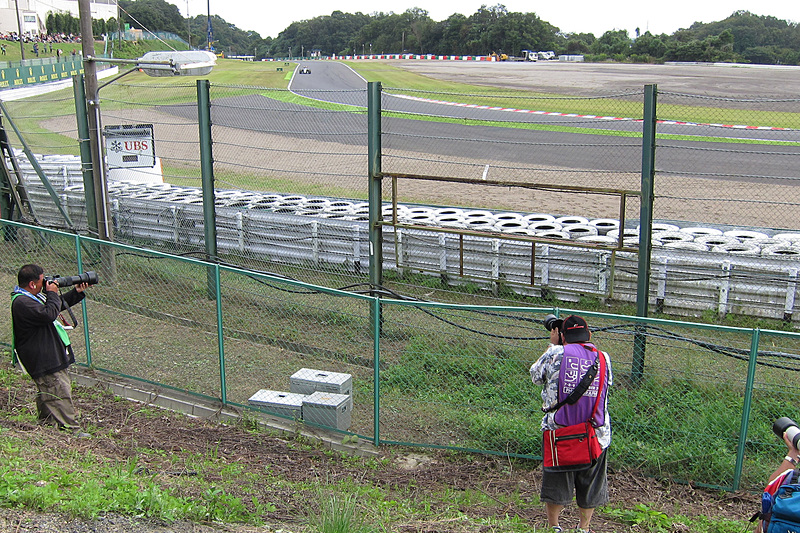 この写真は2年前のもの。土手の中段はカメラホールから、土手上は金網の上から撮影できる