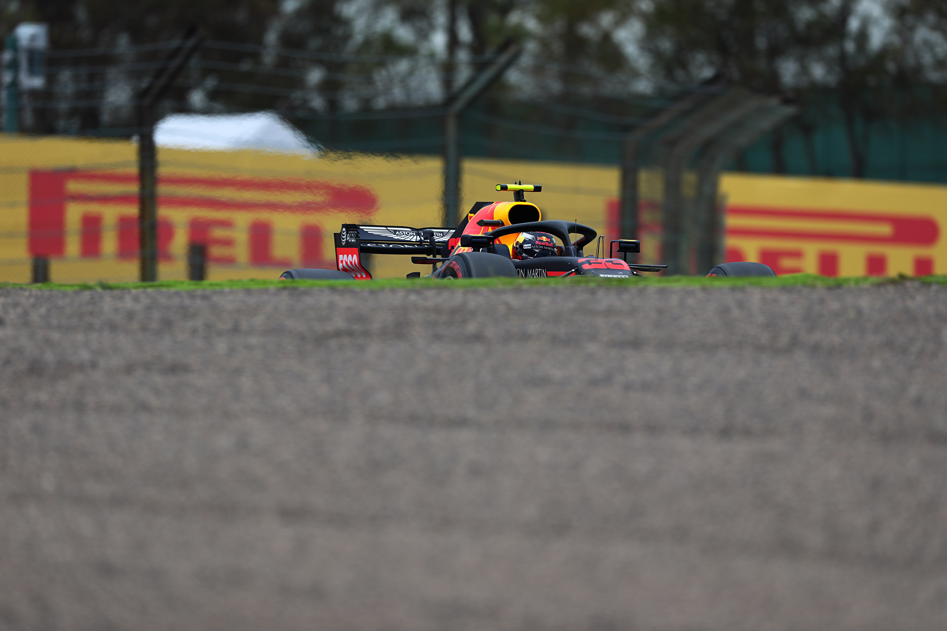 シケインから浮き上がってくるマシンをEOS 5D Mark IV＋EF600mm F4Lで撮影