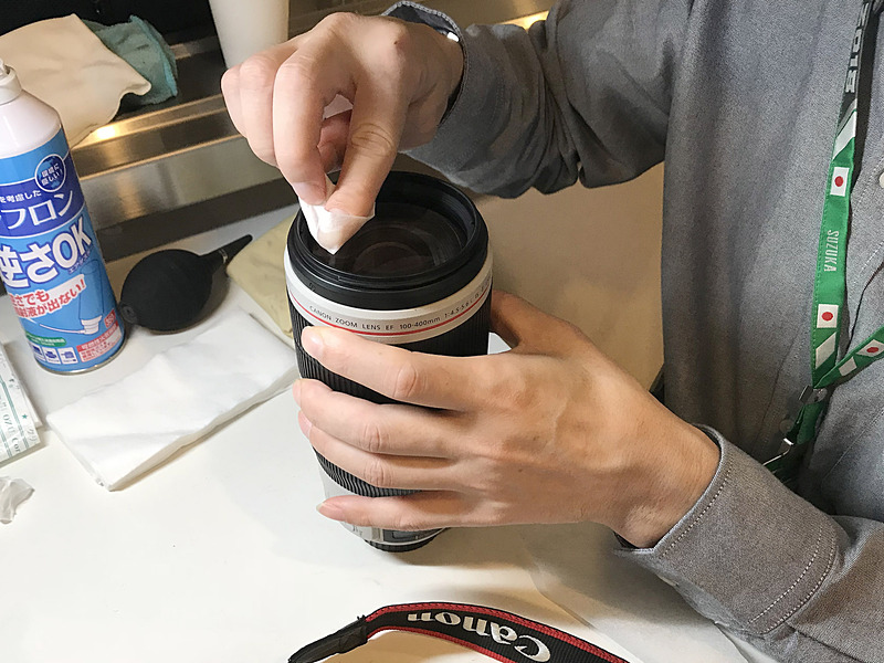 レンズの前玉から清掃開始