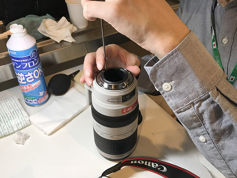 マウントのネジのゆるみを確認。ネジがゆるんでいるとレンズが外せなくなるなどのトラブルの原因となる