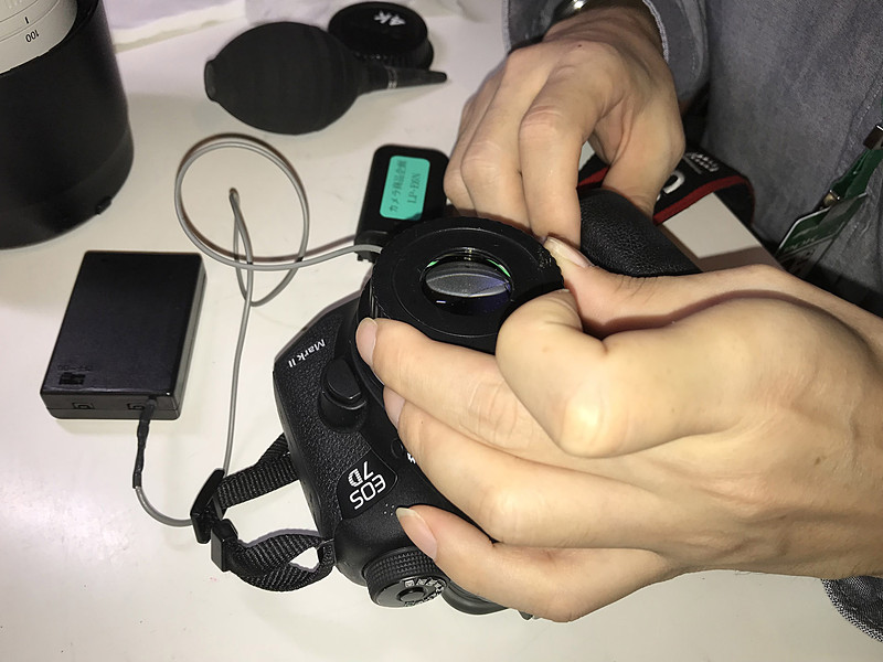 ミラーアップして、専用の照明付ルーペで撮像素子のホコリを確認し、清掃。この際、ミラーアップしたら電池を抜いてミラーが戻らないようにして作業