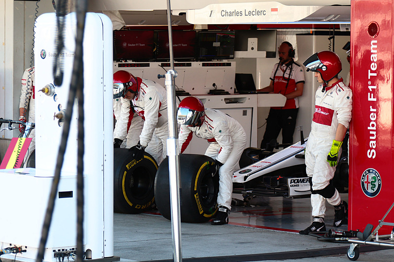 毎回ピットにタイヤを戻し、スタンバイ