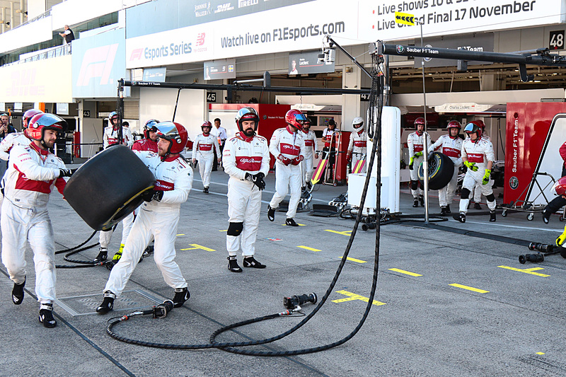 タイヤを持ってピットレーンへ