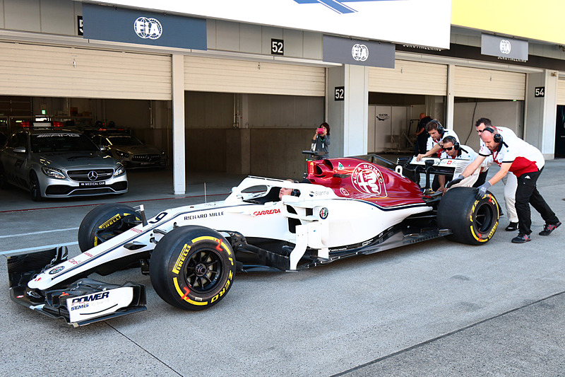 マシンを押してタイヤ交換位置に