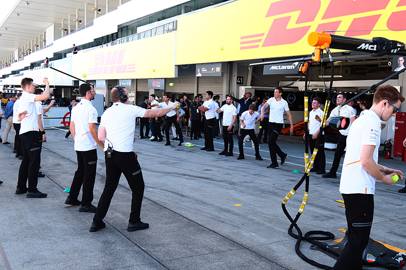 テニスボールを投げ合うマクラーレンチーム