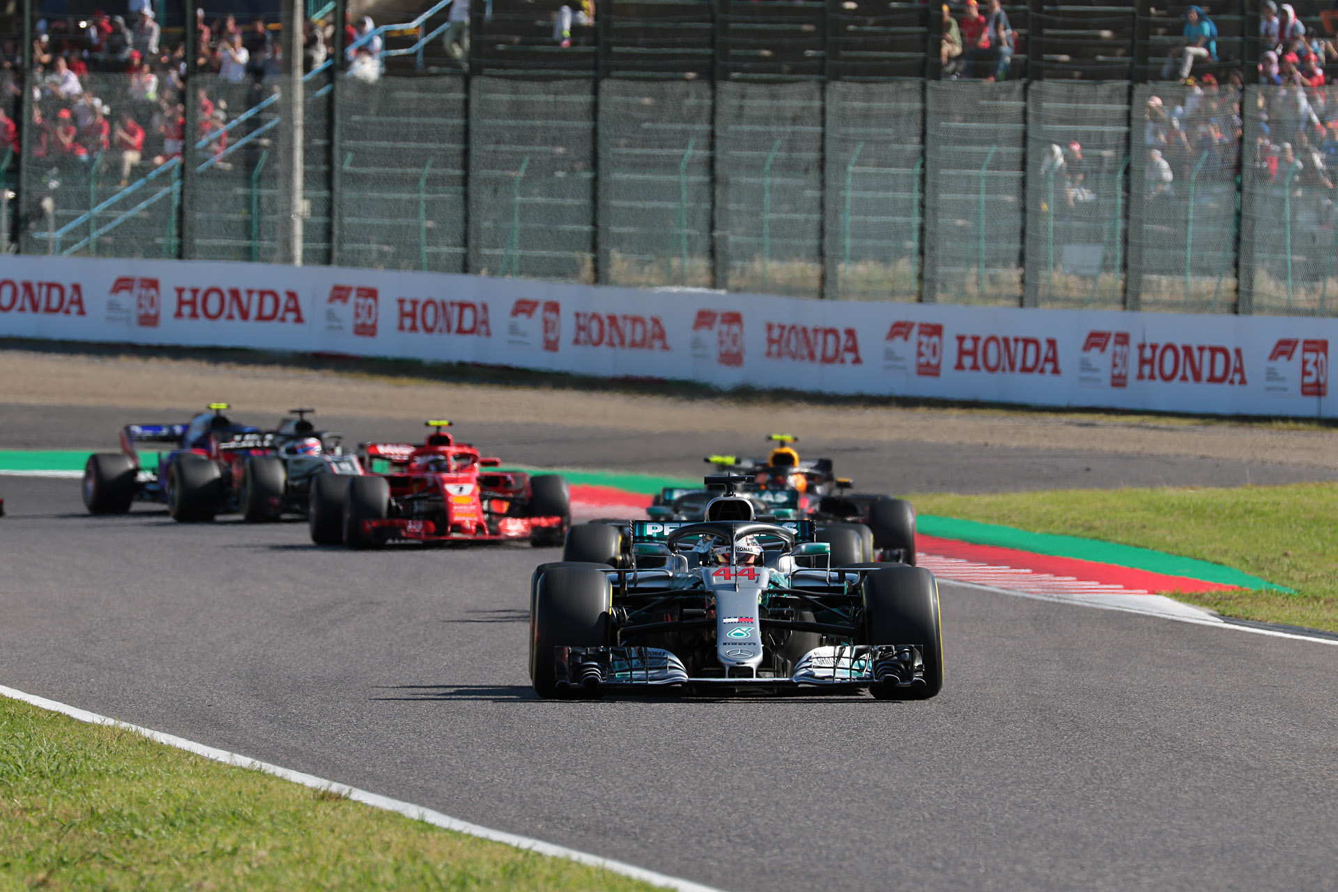 EOS 7D Mark II＋EF100-400mm F4.5-5.6L IS II USMを使用してオープニングラップを撮影。後続のマシンが右側に出ることもあるので右側を1台分残し、AFポイントはセンターより下にして撮った元画像とレタッチしてフォトギャラリーに掲載した写真