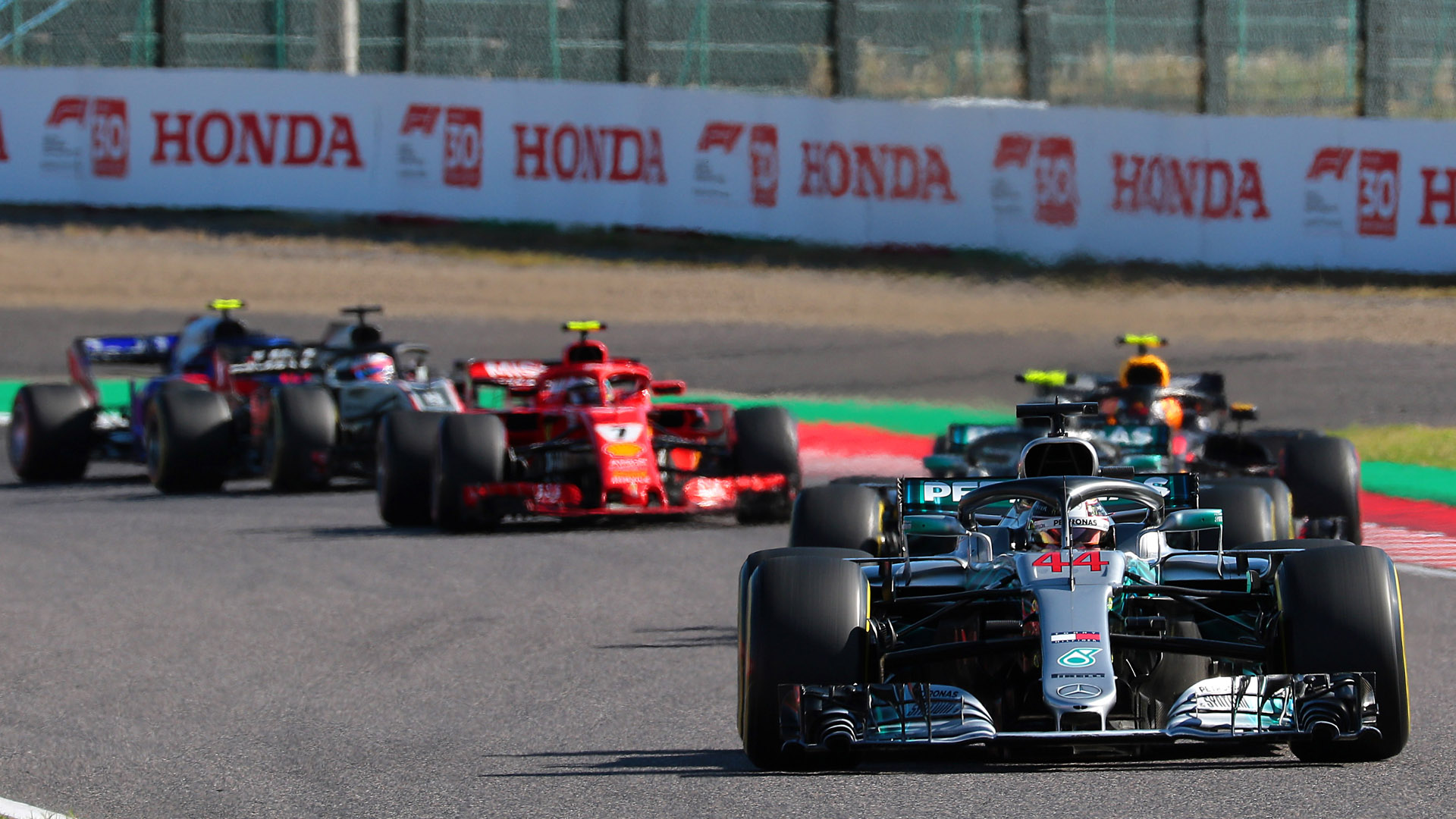 EOS 7D Mark II＋EF100-400mm F4.5-5.6L IS II USMを使用してオープニングラップを撮影。後続のマシンが右側に出ることもあるので右側を1台分残し、AFポイントはセンターより下にして撮った元画像とレタッチしてフォトギャラリーに掲載した写真