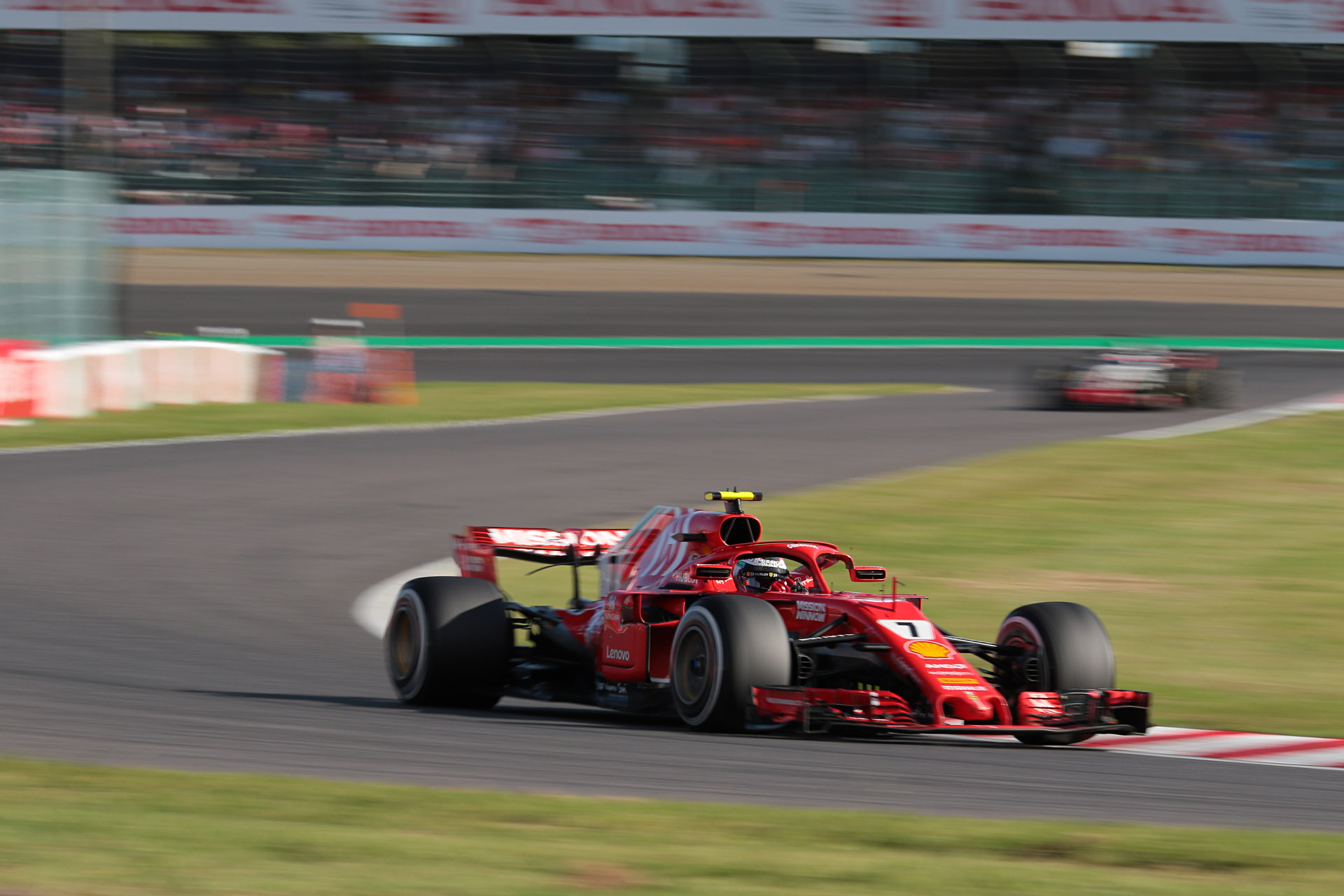 EOS 7D Mark II＋EF100-400mm F4.5-5.6L IS II USMを使用し、焦点距離200mm、シャッター速度1/100秒で撮影した元画像とレタッチしてフォトギャラリーに掲載した写真