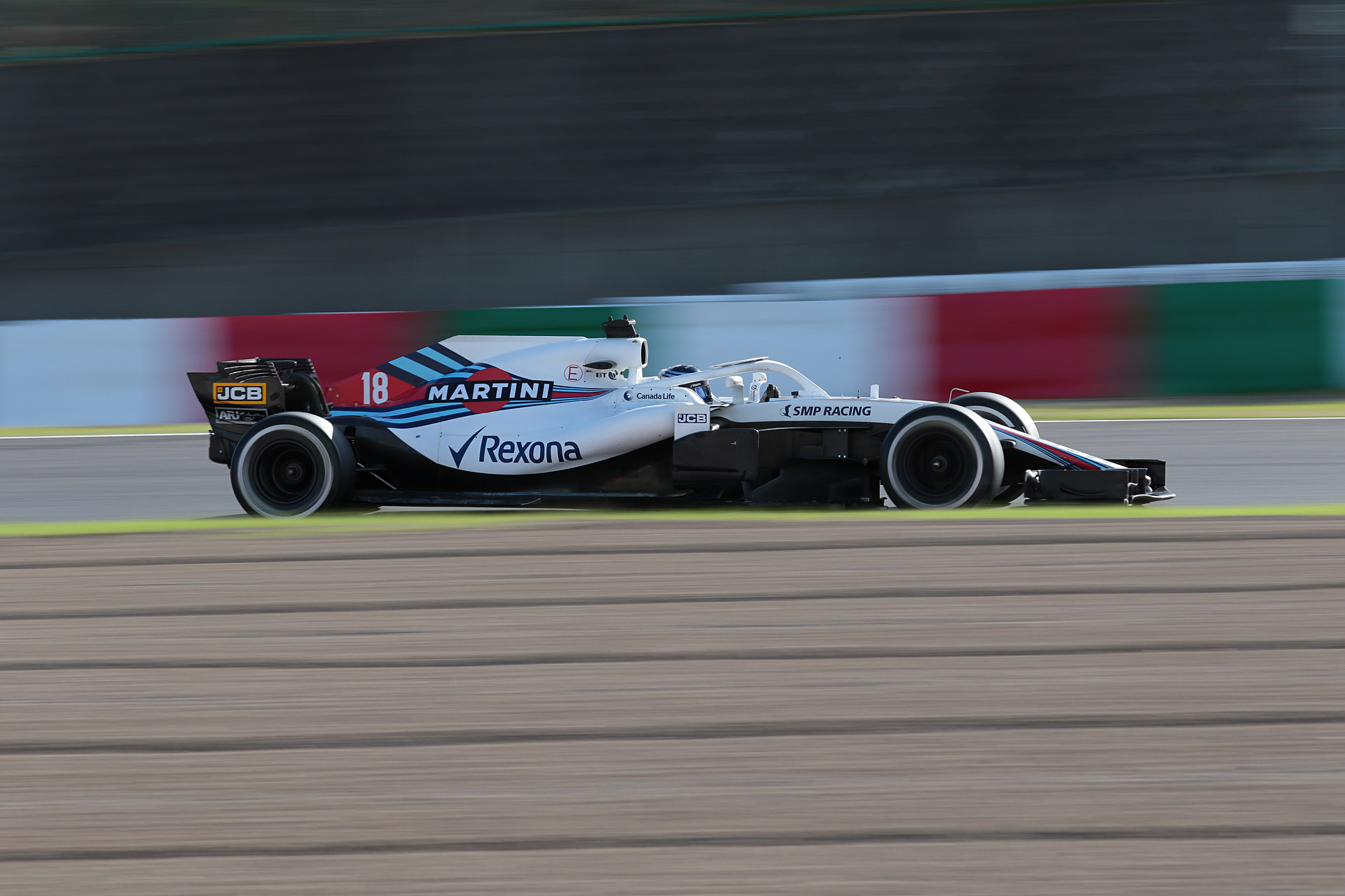 EOS 7D Mark II＋EF100-400mm F4.5-5.6L IS II USMを使用し、焦点距離120mm、シャッター速度1/100秒で撮影した元画像とレタッチしてフォトギャラリーに掲載した写真