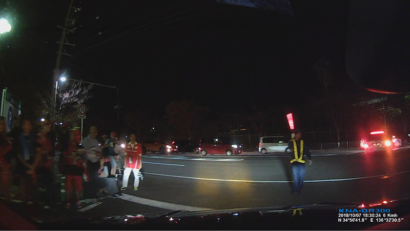 18時30分にゲートでCar Watchの編集者をピックアップ。近鉄 白子駅方面は大渋滞していたので左折