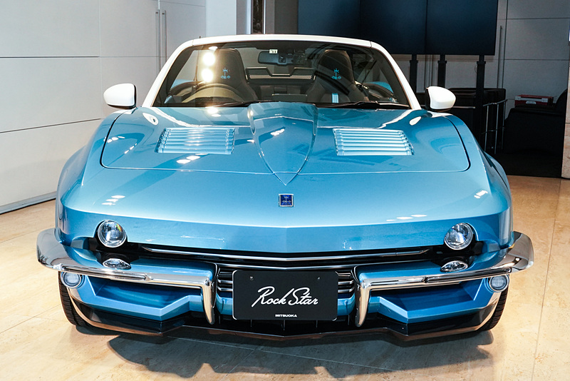 発表会で展示された車両は、ボディカラーとドアアッパートリムが「ロサンゼルスブルー」、ソフトトップは「オフホワイト」になり、Aピラーとドアミラーカバーが「クラシックホワイト」で塗装されている