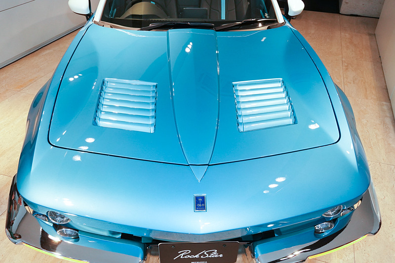 発表会で展示された車両は、ボディカラーとドアアッパートリムが「ロサンゼルスブルー」、ソフトトップは「オフホワイト」になり、Aピラーとドアミラーカバーが「クラシックホワイト」で塗装されている