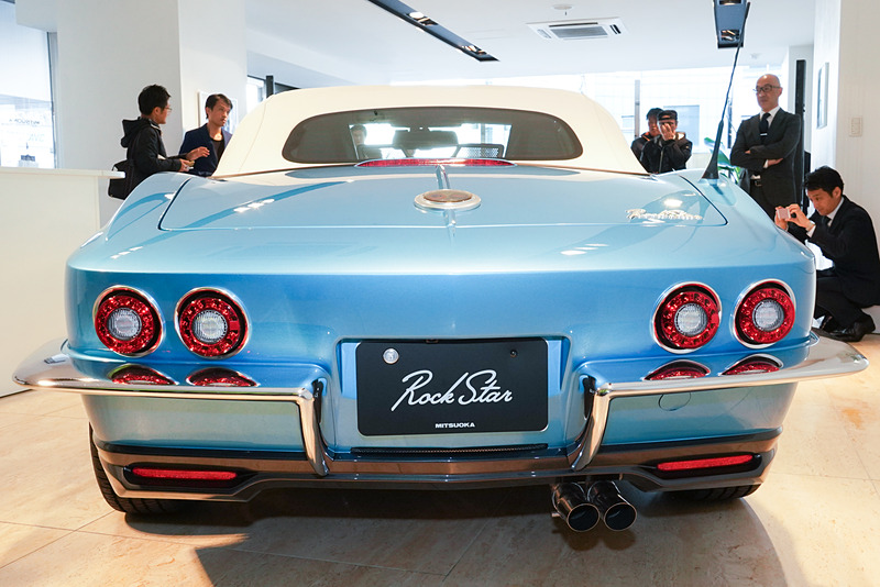 発表会で展示された車両は、ボディカラーとドアアッパートリムが「ロサンゼルスブルー」、ソフトトップは「オフホワイト」になり、Aピラーとドアミラーカバーが「クラシックホワイト」で塗装されている