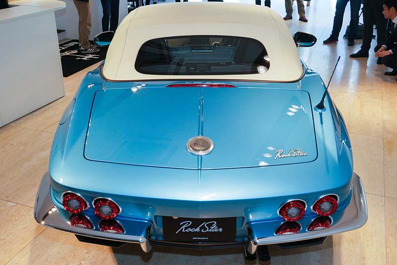 発表会で展示された車両は、ボディカラーとドアアッパートリムが「ロサンゼルスブルー」、ソフトトップは「オフホワイト」になり、Aピラーとドアミラーカバーが「クラシックホワイト」で塗装されている