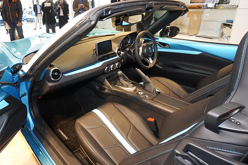 黒いレザーシートに「スカイブルー」の差し色を設定