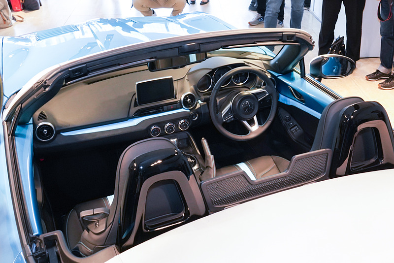 黒いレザーシートに「スカイブルー」の差し色を設定