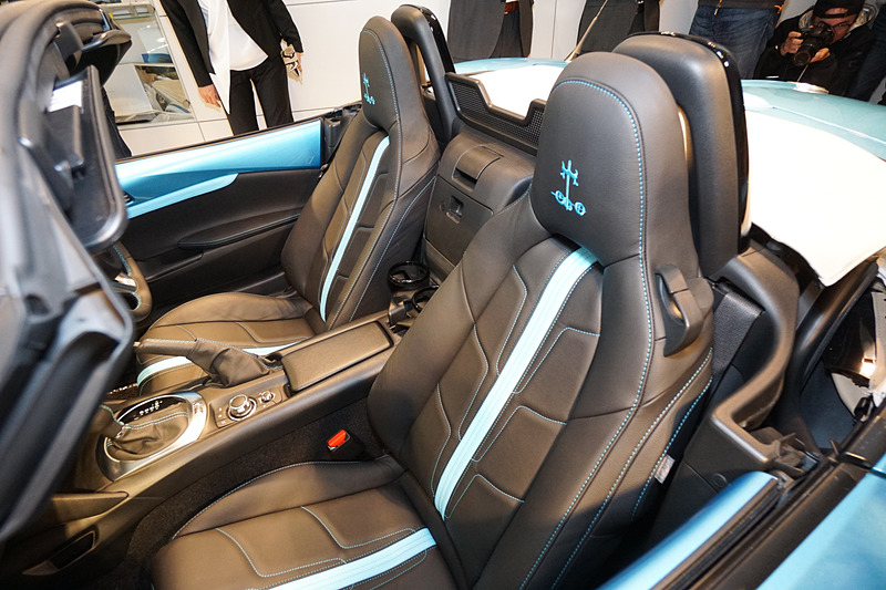 黒いレザーシートに「スカイブルー」の差し色を設定