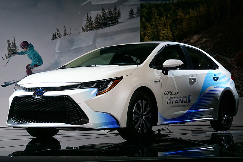 「LAオートショー 2018」で発表された新型「カローラ ハイブリッド」