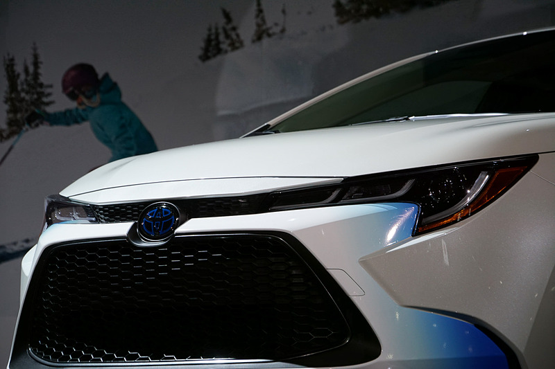 新型カローラ ハイブリッド