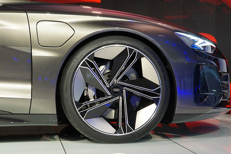 リアコンパートメントは最大450Lの容量を備え、ボンネットの下にも100Lの収納スペースが用意されている