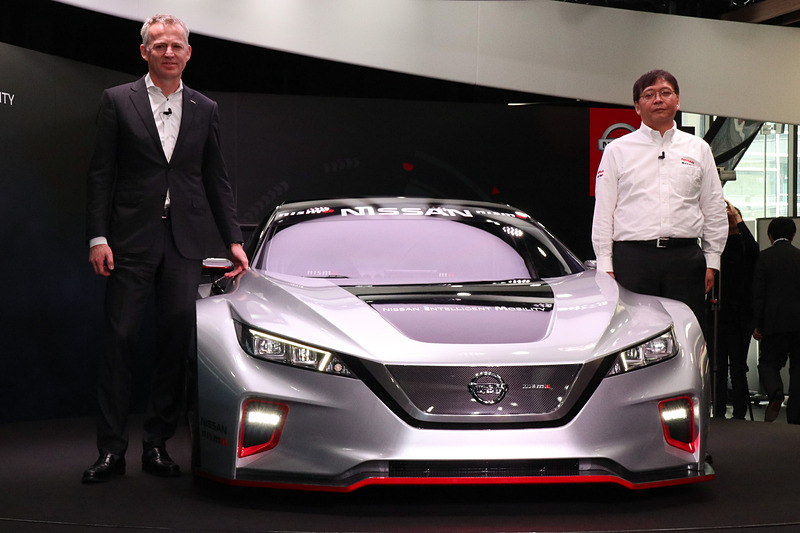 新型EVレーシングカー「リーフ NISMO RC」発表会に参加した日産自動車株式会社 常務執行役員 ルー ドゥ・ブリース氏（左）とニッサン・モータースポーツ・インターナショナル株式会社 COO 松村基宏氏（右）
