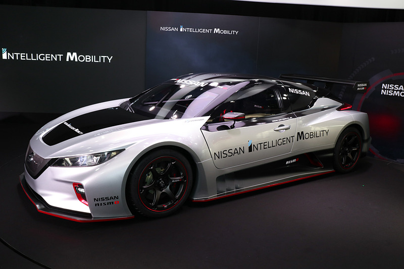 ボディサイズは4546×1942×1212mm（全長×全幅×全高）、ホイールベースは2750mm、車両重量は1220kg。初代モデルより全長が100mm、ホイールベースが150mm長くなり、車両重量は300kg増となっている