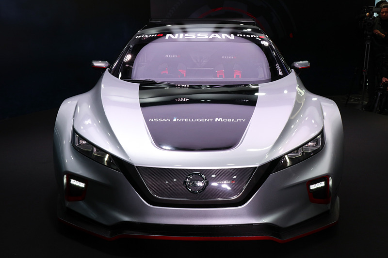 ボディサイズは4546×1942×1212mm（全長×全幅×全高）、ホイールベースは2750mm、車両重量は1220kg。初代モデルより全長が100mm、ホイールベースが150mm長くなり、車両重量は300kg増となっている