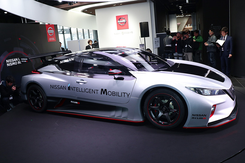 ボディサイズは4546×1942×1212mm（全長×全幅×全高）、ホイールベースは2750mm、車両重量は1220kg。初代モデルより全長が100mm、ホイールベースが150mm長くなり、車両重量は300kg増となっている