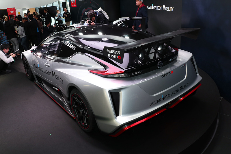 ボディサイズは4546×1942×1212mm（全長×全幅×全高）、ホイールベースは2750mm、車両重量は1220kg。初代モデルより全長が100mm、ホイールベースが150mm長くなり、車両重量は300kg増となっている