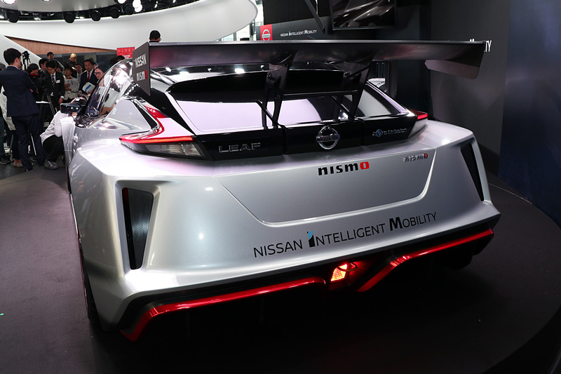 ボディサイズは4546×1942×1212mm（全長×全幅×全高）、ホイールベースは2750mm、車両重量は1220kg。初代モデルより全長が100mm、ホイールベースが150mm長くなり、車両重量は300kg増となっている