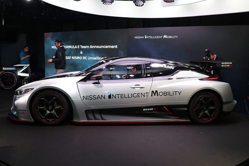 ボディサイズは4546×1942×1212mm（全長×全幅×全高）、ホイールベースは2750mm、車両重量は1220kg。初代モデルより全長が100mm、ホイールベースが150mm長くなり、車両重量は300kg増となっている