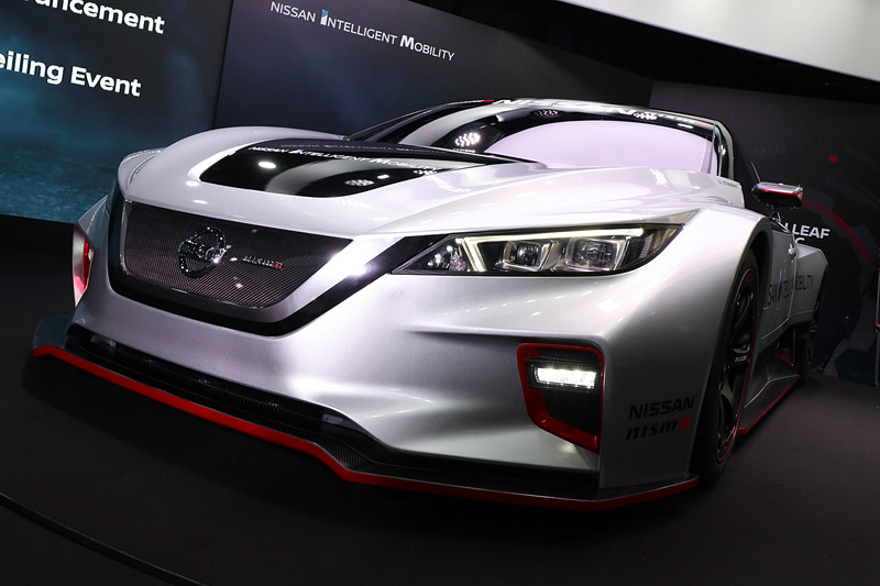 ボディサイズは4546×1942×1212mm（全長×全幅×全高）、ホイールベースは2750mm、車両重量は1220kg。初代モデルより全長が100mm、ホイールベースが150mm長くなり、車両重量は300kg増となっている