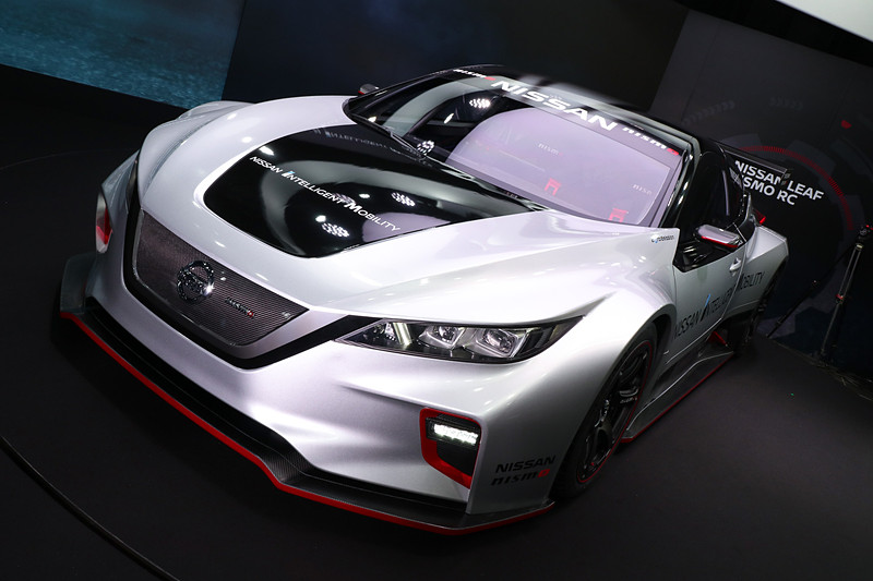 ボディサイズは4546×1942×1212mm（全長×全幅×全高）、ホイールベースは2750mm、車両重量は1220kg。初代モデルより全長が100mm、ホイールベースが150mm長くなり、車両重量は300kg増となっている