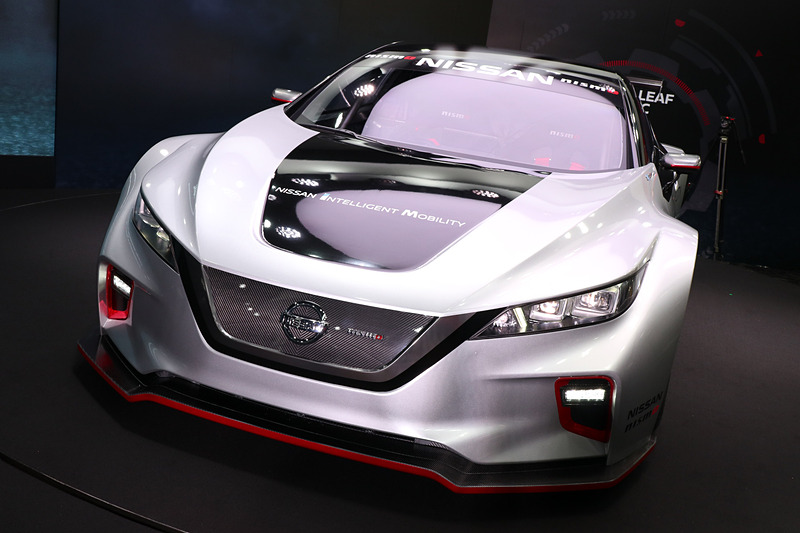 ボディサイズは4546×1942×1212mm（全長×全幅×全高）、ホイールベースは2750mm、車両重量は1220kg。初代モデルより全長が100mm、ホイールベースが150mm長くなり、車両重量は300kg増となっている