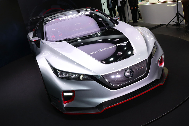 ボディサイズは4546×1942×1212mm（全長×全幅×全高）、ホイールベースは2750mm、車両重量は1220kg。初代モデルより全長が100mm、ホイールベースが150mm長くなり、車両重量は300kg増となっている