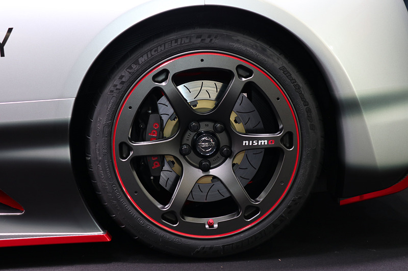 タイヤはミシュランの「PILOT SPORT CUP 2」で、サイズは前後235/40 ZR18