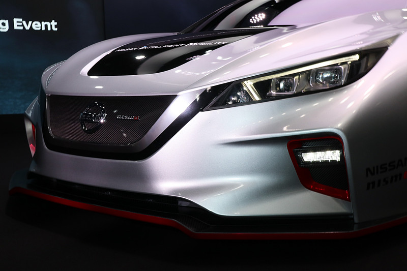 ヘッドライトやリアコンビネーションランプなどで市販車のリーフのイメージを表現