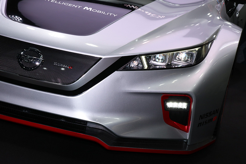 ヘッドライトやリアコンビネーションランプなどで市販車のリーフのイメージを表現