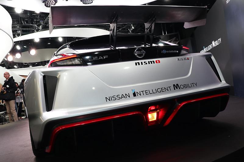 ヘッドライトやリアコンビネーションランプなどで市販車のリーフのイメージを表現