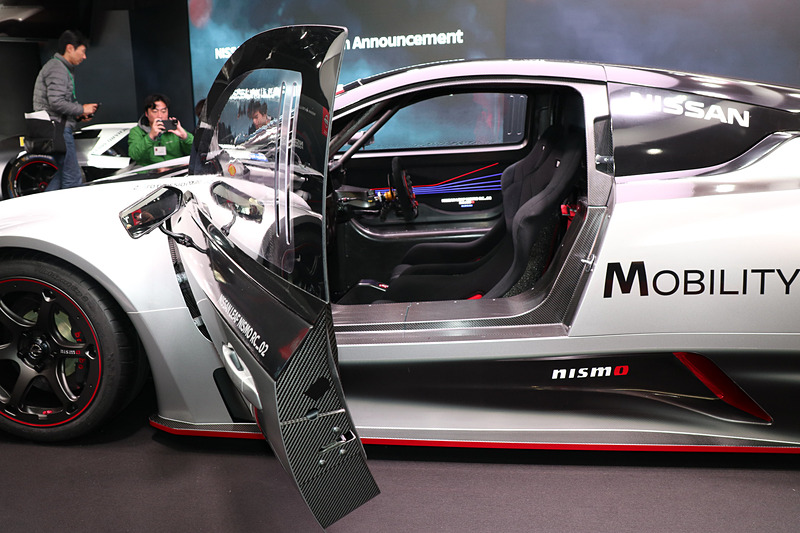 初代と同じく軽量なCFRP（炭素繊維強化プラスチック）モノコックを採用。CFRPサブフレームは25％軽量化された