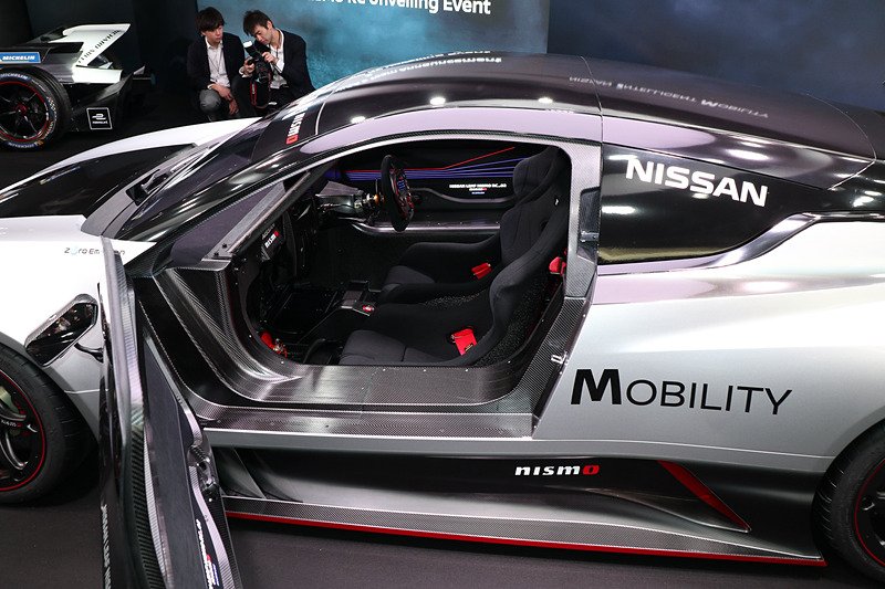 初代と同じく軽量なCFRP（炭素繊維強化プラスチック）モノコックを採用。CFRPサブフレームは25％軽量化された