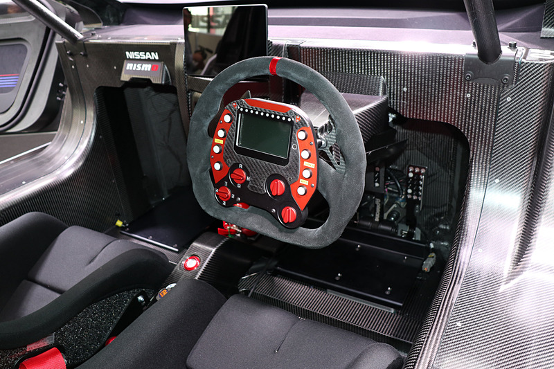 シフト選択やウインカー、ワイパー作動などはステアリングのスイッチやボタンなどで操作する