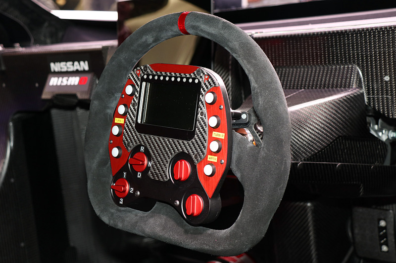 シフト選択やウインカー、ワイパー作動などはステアリングのスイッチやボタンなどで操作する