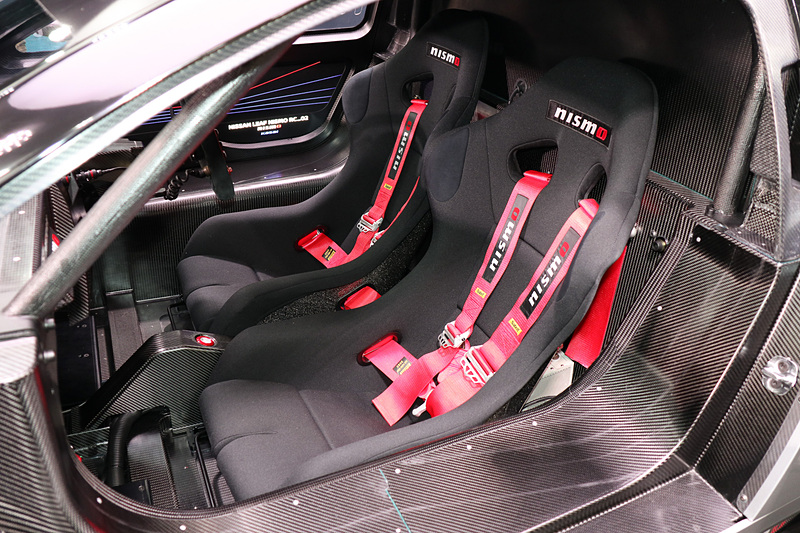 フルバケットシートと4点式シートベルトを備える